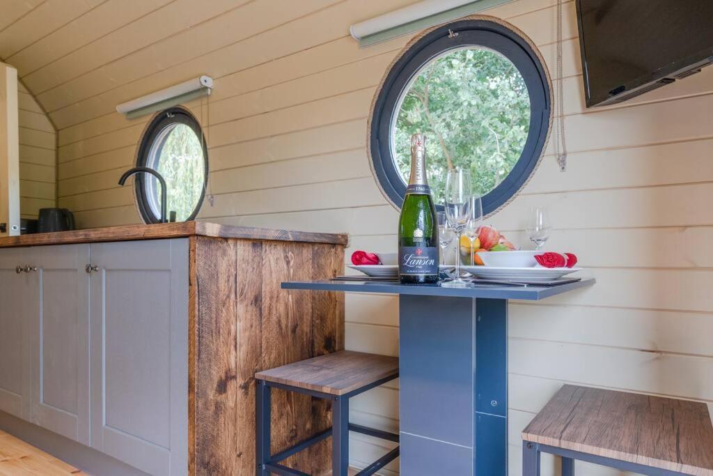 Apple - Luxury Cabin In The Cotswolds Βίλα Alderton  Εξωτερικό φωτογραφία