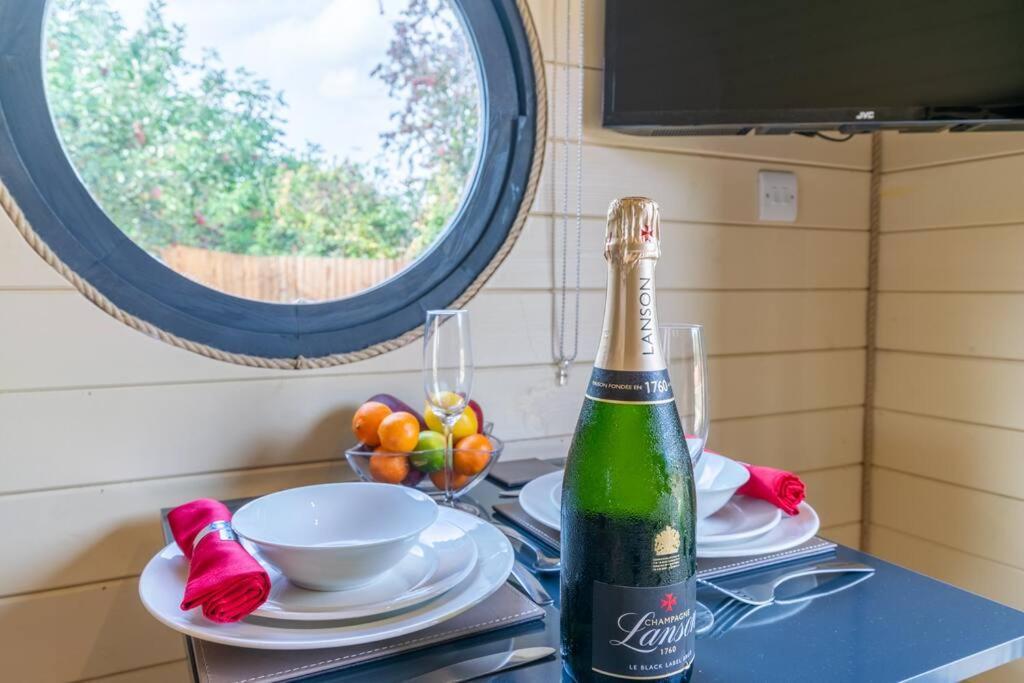 Apple - Luxury Cabin In The Cotswolds Βίλα Alderton  Εξωτερικό φωτογραφία